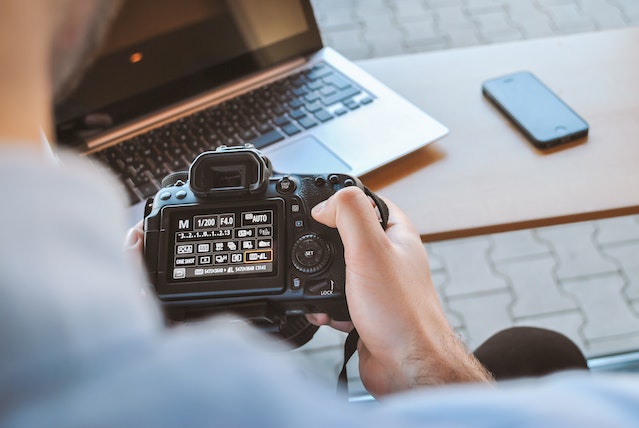 person%20holding%20a%20professional%20photography%20camera person%20holding%20a%20professional%20photography%20camera